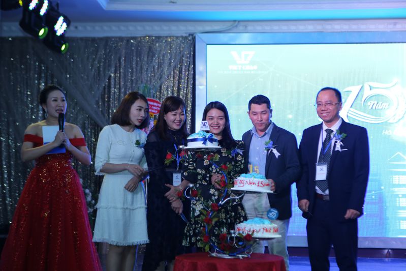 Lãnh đạo Việt Chào lên cắt bánh khai tiệc Hành trình 15 năm Việt Chào