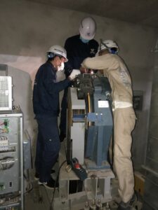 Nhân viên kỹ thuật Việt Chào đang kiểm tra bảo dưỡng thang máy